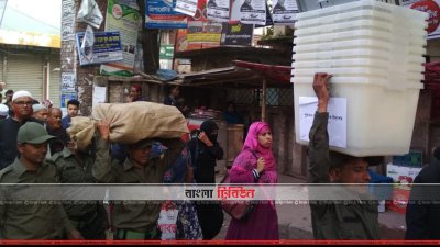 নরসিংদীতে কেন্দ্রে কেন্দ্রে পৌঁছে দেওয়া হচ্ছে নির্বাচনি সরঞ্জাম