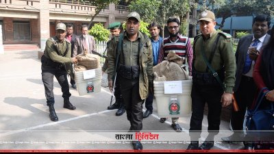 কেন্দ্রে কেন্দ্রে যাচ্ছে নির্বাচনি সরঞ্জাম