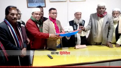 উপজেলা আওয়ামী লীগের সভাপতি হারুনুর রশিদ খাঁন এর হাতে নৌকা তুলে দেন জাতীয় পার্টির প্রার্থী আলমগীর কবির