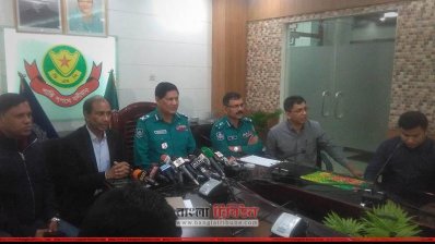 ব্রিফ করছেন ডিএমপি কমিশনার আছাদুজ্জামান মিয়া
