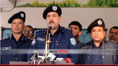 সংবাদ সম্মেলনে বক্তব্য রাখেন পুলিশের রংপুর রেঞ্জের ডিআইজি দেবদাস ভট্টাচার্য