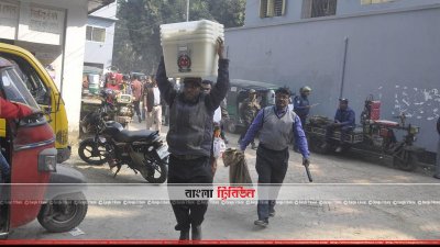 যশোরে কেন্দ্রে কেন্দ্রে পৌঁছে দেওয়া হয় নির্বাচনি সরঞ্জাম