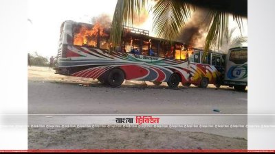 সড়ক দুর্ঘটনায় দুইজন নিহতের ঘটনায় বাসে আগুন দিয়েছে বিক্ষুব্ধ জনতা