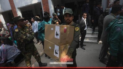 রাজধানীর কেন্দ্রগুলোতে যাচ্ছে ভোট সামগ্রী