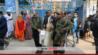 কেন্দ্রে কেন্দ্রে যাচ্ছে নির্বাচনি সরঞ্জাম