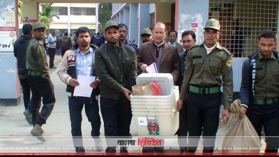 কেন্দ্রে যাচ্ছে ভোটের সরঞ্জাম (ছবি&ndash; প্রতিনিধি)