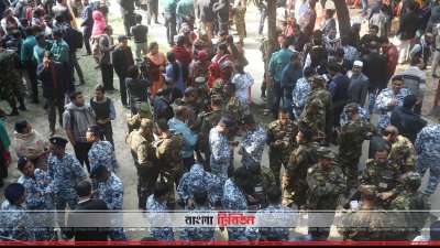 নির্বাচনের দায়িত্বে থাকা আইনশৃঙ্খলা বাহিনীর সদস্যরা