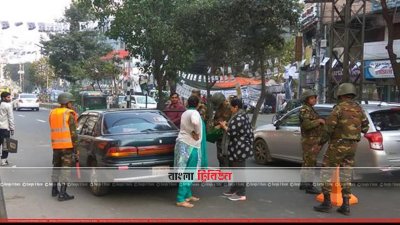 তল্লাশি চালাচ্ছেন সেনাবাহিনীর সদস্যরা