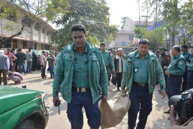 নির্বাচনের দায়িত্বে থাকা আইনশৃঙ্খলা বাহিনীর সদস্যরা