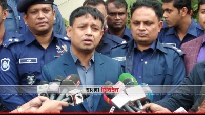 সাংবাদিকদের সঙ্গে আলাপকালে নারায়ণগঞ্জ জেলা পুলিশ সুপার