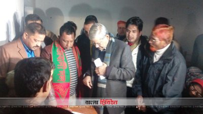 ভোট দিচ্ছেন মির্জা ফখরুল