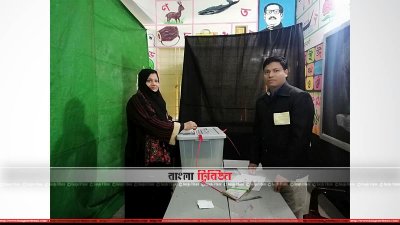 ভোট দিচ্ছেন শাহিন আক্তার