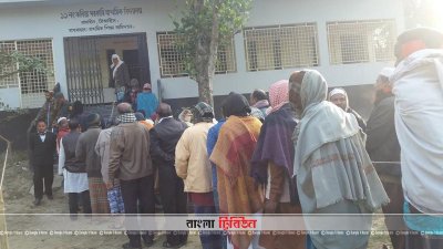 টাঙ্গাইলে ভোটারা অপেক্ষা করছেন।