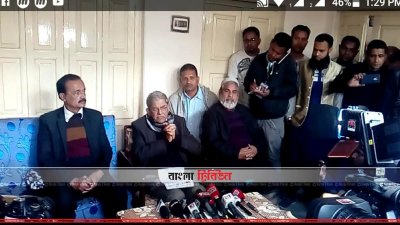 নিজ বাস ভবনে সংবাদ সম্মেলন করছেন ফখরুল ইসলাম আলমগীর