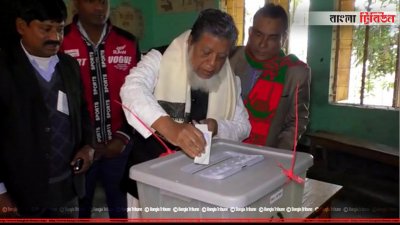 লাইনে দাঁড়িয়ে ভোট দিলেন ডেপুটি স্পিকার ফজলে রাব্বি