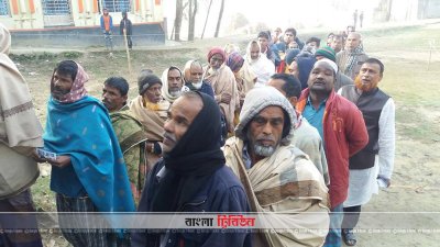 টাঙ্গাইলে শান্তিপূর্ণভাবে ভোট দিচ্ছেন ভোটাররা