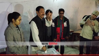 বান্দরবানে ভোট দিচ্ছেন আ.লীগ প্রার্থী  প্রার্থী বীর বাহাদুর 