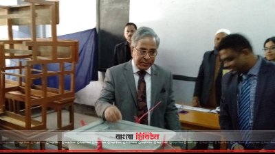 সপরিবারে ভোট দিলেন প্রধান বিচারপতি