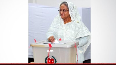 ঢাকা সিটি কলেজ কেন্দ্রে ভোট দেন প্রধানমন্ত্রী