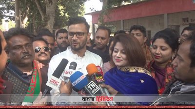 ভোট দেওয়া শেষে সাংবাদিকদের সঙ্গে আলাপকালে মাশরাফি