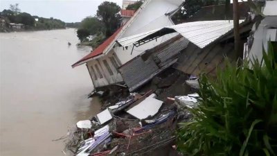 বন্যা ও ভূমিধসে বিপর্যস্ত ফিলিপাইন