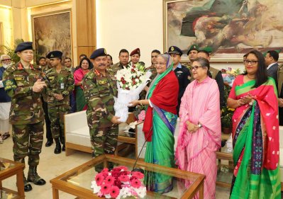 প্রধানমন্ত্রী শেখ হাসিনাকে ফুল দিয়ে শুভেচ্ছা জানাচ্ছেন সেনাপ্রধান জেনারেল আজিজ আহমেদ (ছবি: ফোকাস বাংলা)