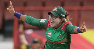 বাংলাদেশের প্রথম নারী ক্রিকেটার হিসেবে আইসিসির বর্ষসেরা টি-টোয়েন্টি দলে সুযোগ পেয়েছেন রুমানা 
