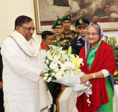স্বরাষ্ট্রমন্ত্রী আসাদুজ্জামান খাঁন কামাল শুভেচ্ছা জানাচ্ছেন প্রধানমন্ত্রী শেখ হাসিনাকে (ছবি: ফোকাস বাংলা)