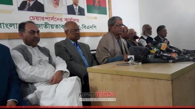 সাংবাদিক সম্মেলনে বক্তব্য রাখছেন মির্জা ফখরুল
