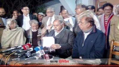 বেইলি রোডের বাসায় নির্বাচনের ফল প্রত্যাখ্যানের ঘোষণা দিচ্ছেন ড. কামাল হোসেন