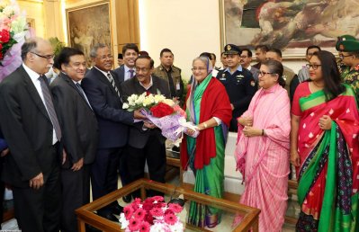 সরকারি কর্মকর্তারা ফুল দিয়ে শুভেচ্ছা জানাচ্ছেন শেখ হাসিনাকে