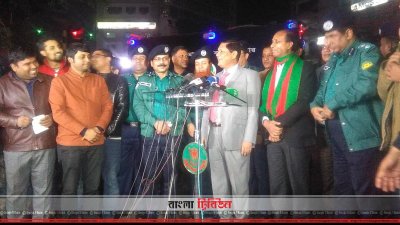সাংবাদিকদের সঙ্গে কথা বলছেন ডিএমপি কমিশনার আছাদুজ্জামান মিয়া 