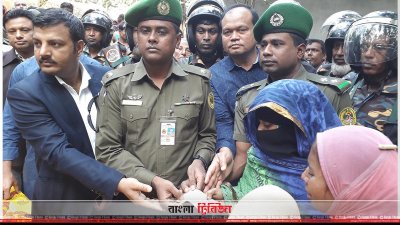 নিহত আনসার সদস্যের পরিবারের হাতে টাকা তুলে দেওয়া হয়