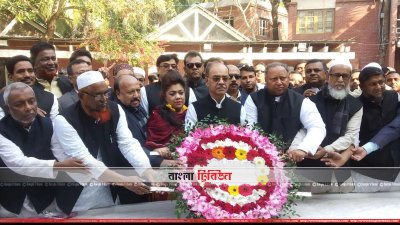 বঙ্গবন্ধুর প্রতিকৃতিতে পুস্পস্তবক অর্পণ করছেন কর্নেল (অব.) ফারুক খান