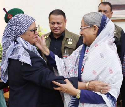 ছাত্রজীবনের রাজনৈতিক প্রতিপক্ষ ও সহযোদ্ধা অধ্যাপক নাজমা শামসকে কাছে পেয়ে উচ্ছ্বসিত হন প্রধানমন্ত্রী শেখ হাসিনা