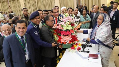 ফুল দিয়ে প্রধানমন্ত্রীকে অভিনন্দন জানালো রংপুর বিভাগ সমিতি