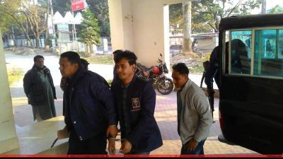 হাতকড়া পরিয়ে আদালতে নিয়ে যাওয়া হচ্ছে সাংবাদিক হেদায়েৎ হোসেনকে