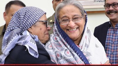 তৃতীয় মেয়াদে নির্বাচিত হওয়ায় প্রধানমন্ত্রীকে অভিনন্দন জানান অধ্যাপক নাজমা শামস। ছাত্রজীবনের প্রতিপক্ষকে কাছে পেয়ে উচ্ছ্বাসে ভেসে যান প্রধানমন্ত্রী শেখ হাসিনা