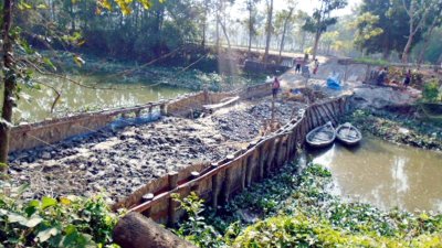 আগৈলঝাড়ায় সওজের প্রকল্পে ধীরগতি, ঝুঁকিতে ২ সহস্রাধিক কৃষক
