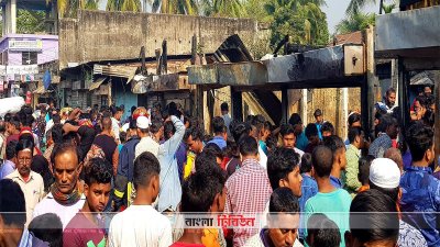 অগ্নিকাণ্ডের পর ঘটনাস্থলে জনতার ভিড়