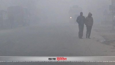 কুয়াশার মধ্যে ঝুকি নিয়ে ধীর গতিতে চলছে যানবাহন