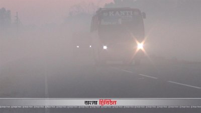 দিনেও হেডলাইট জ্বালিয়ে চলছে বাস