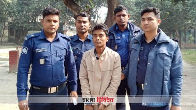 ইয়াবাসহ আটক আনসার শেখ (মাঝে)