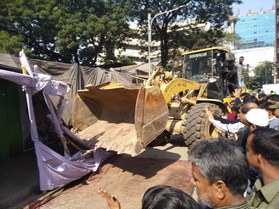 নির্বাচনি ক্যাম্প অপসারণের কাজ চলছে