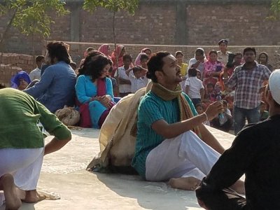 কাঁটাতার পেরিয়ে...