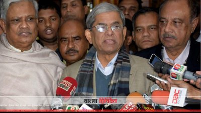 নোয়াখালী যাওয়ার পথে কুমিল্লায় যাত্রাবিরতিতে মির্জা ফখরুল ইসলাম আলমগীর