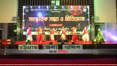 আনন্দে পুলিশ