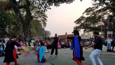 কাঁটাতার পেরিয়ে...