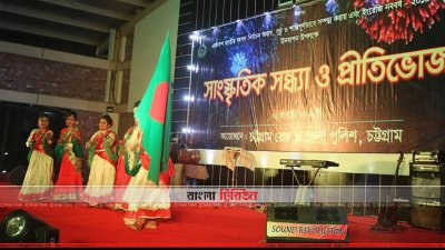 আনন্দে পুলিশ