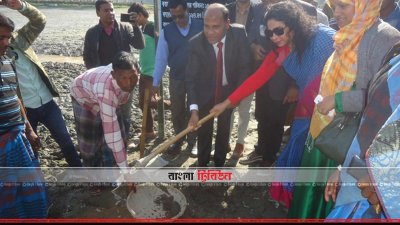 নীলফামারির ডোমারে খাল খননের উদ্বোধন করা হচ্ছে